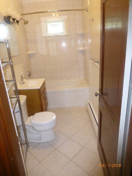 bathroom w/ shower back-splash - 43 Goethe St