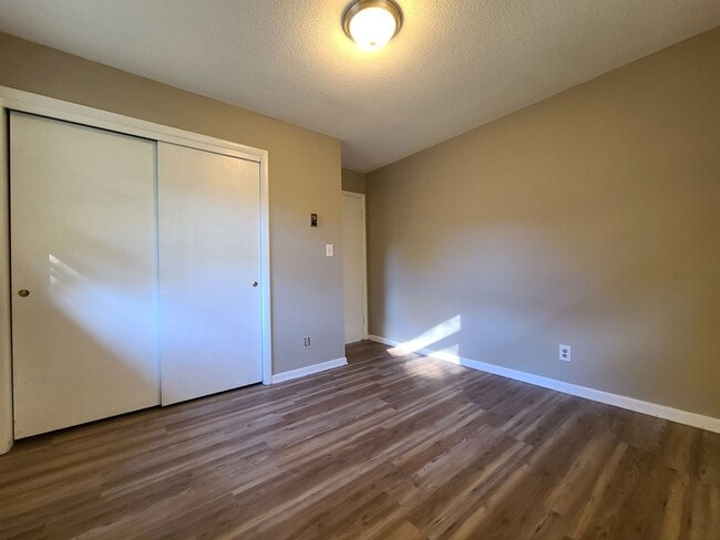 Building Photo - 2206 Welch Dr