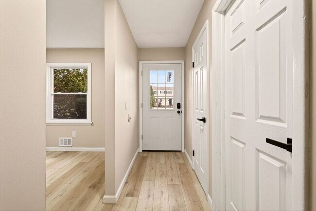 Building Photo - 14 Elm St