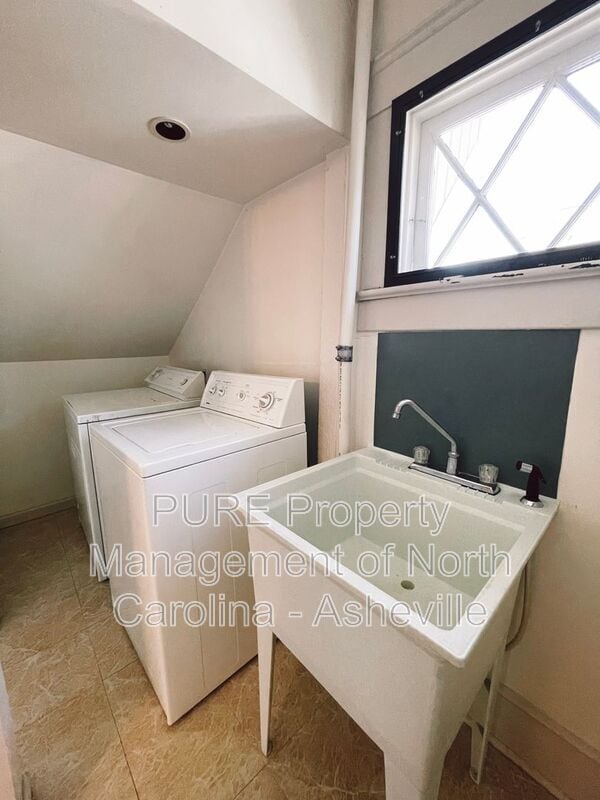 Building Photo - 114 Hillside St