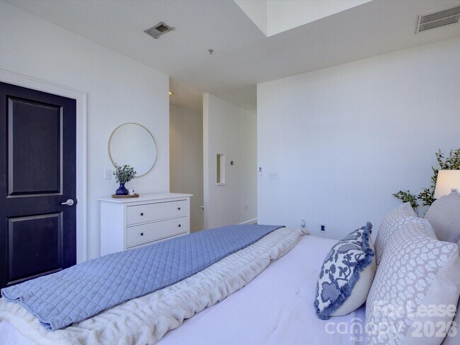 Building Photo - 636 Garden District Dr