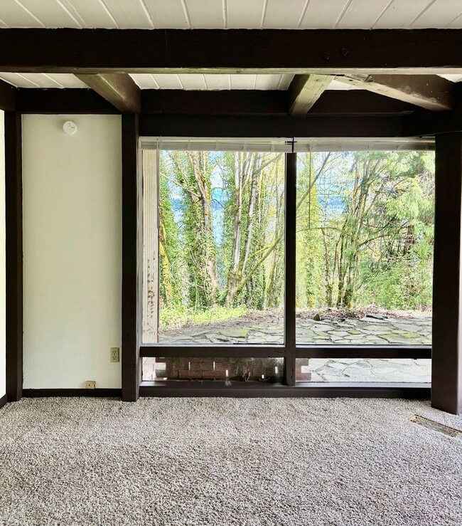 Building Photo - 2 Bed / 2 Bath Lakeview Bellevue cottage $3,295/month