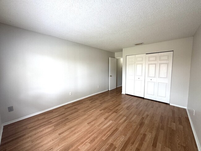 Building Photo - 652 Kenwick Cir