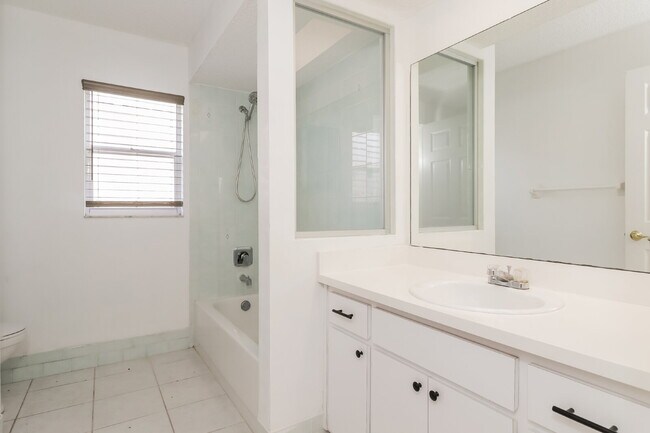 Building Photo - "Charming 3-Bed, 2-Bath Home in Hudson, FL...