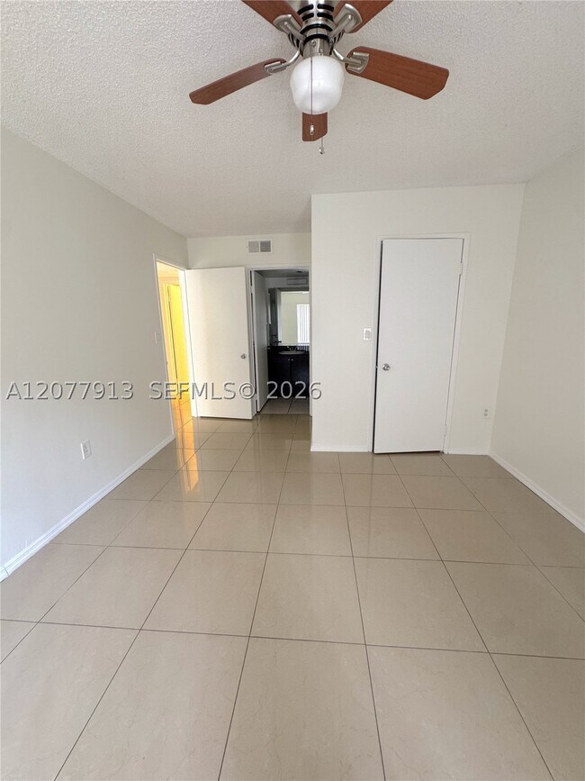 Building Photo - 3252 Coral Lake Dr