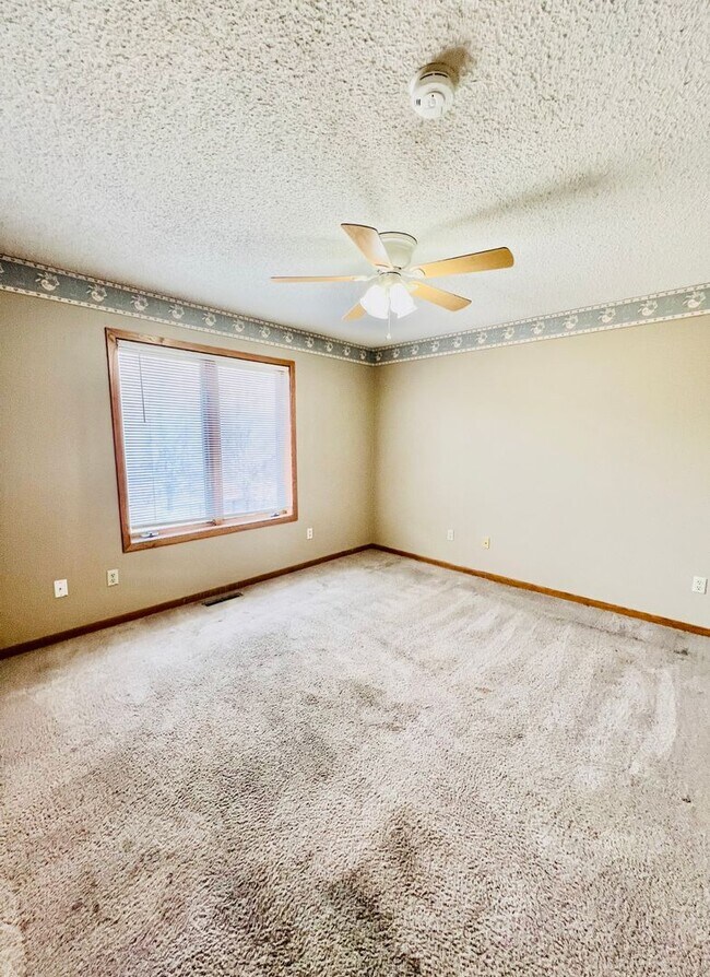 Building Photo - 4 Bedroom 2 Bath Duplex in Iowa City