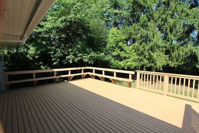 Building Photo - Spacious Wedgewood 3 bed/2 bath with fence...