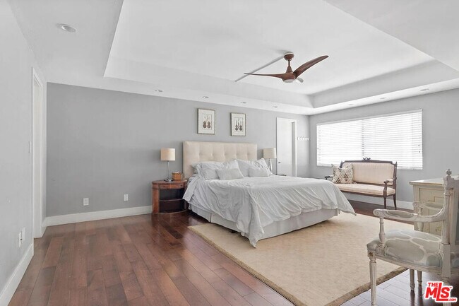 Building Photo - 121 S Palm Dr