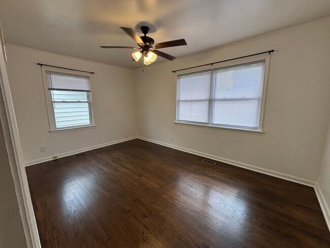 Building Photo - Adorable 3 bed, 1 bath, 1 car midtown bungalow close to the fairground, restaurants and shopping.