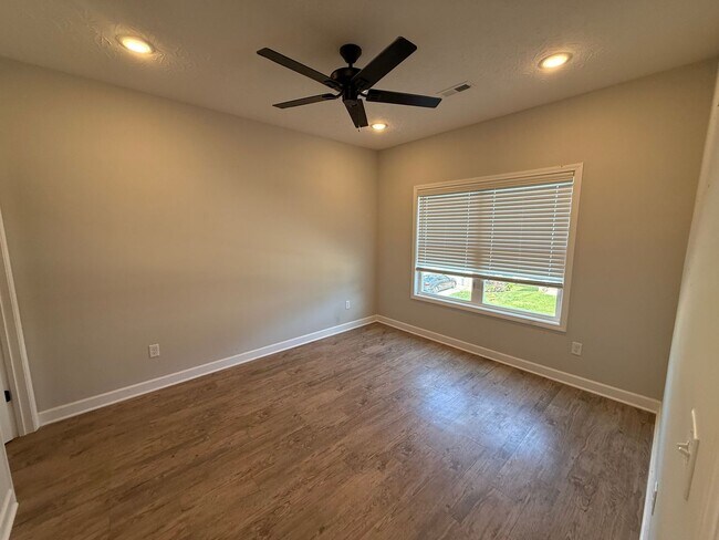 Building Photo - 2 Bed/2.5 Bath Townhome with Garage (Trash Included)