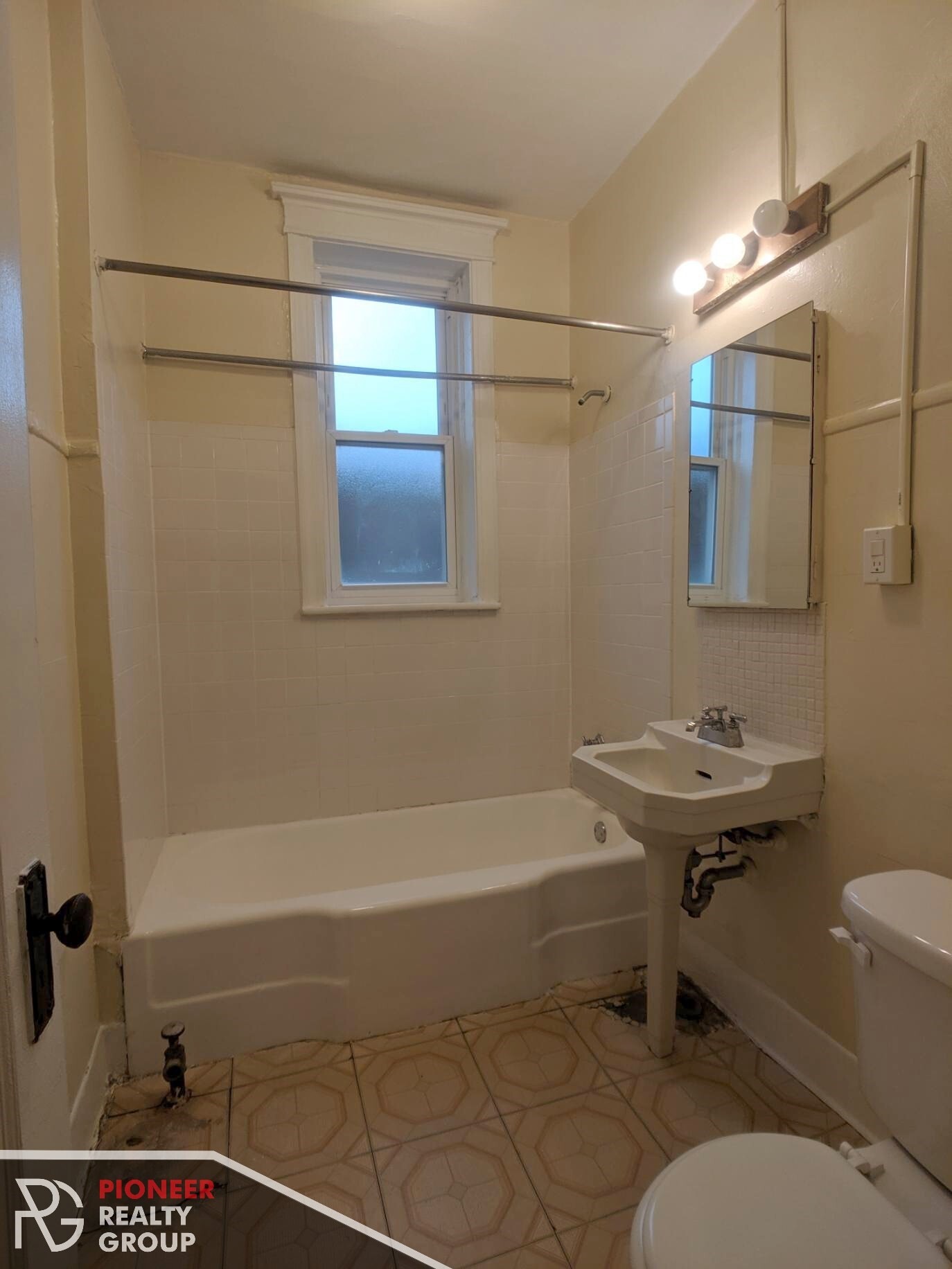 Building Photo - 4423 N Wolcott Ave