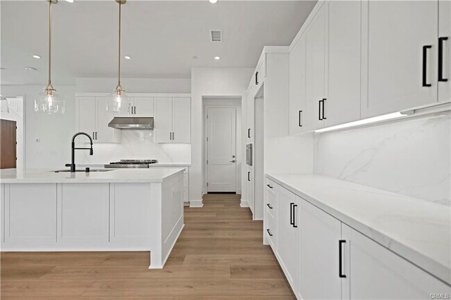 Building Photo - 123 AWNING