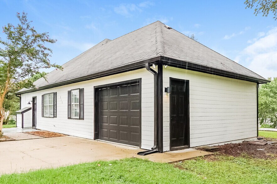 Building Photo - 215 Dolphin Ct