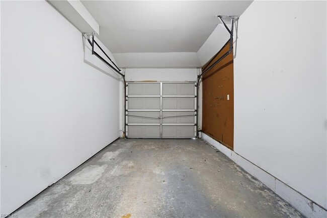 Building Photo - 716 Aylesbury Dr