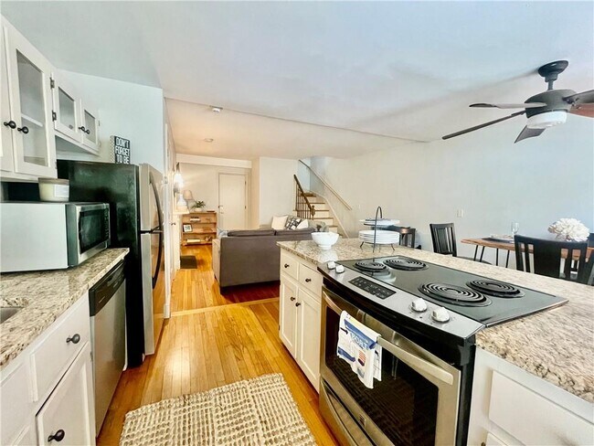 Building Photo - 446 Bellevue Ave