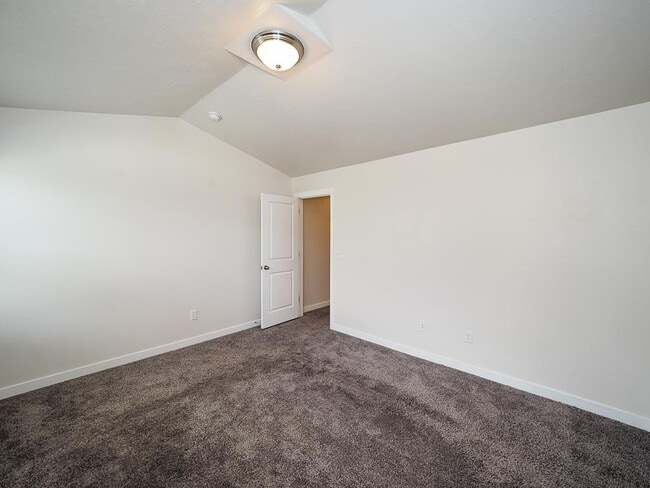 Building Photo - Draper Hillside Townhome