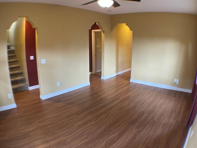 Building Photo - AVAILABLE NOW! | Townhouse in University heights