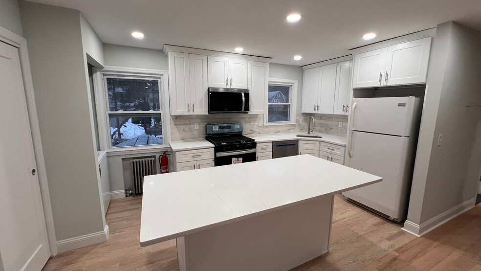 Building Photo - 86 N Walnut St