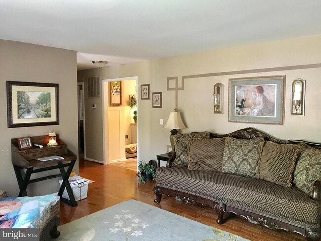 Building Photo - 8 Plumosa Dr