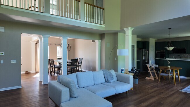 Building Photo - Spacious 4-Bed Gem with Balcony, Vaulted Ceilings, and Attached Garage in Loveland