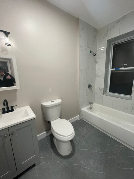 Building Photo - 190 N Park St