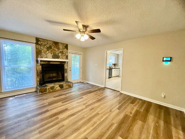 Building Photo - 3 Bed, 2 Bath Nest In Fayetteville