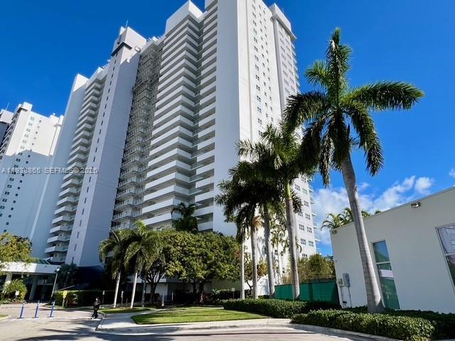 Building Photo - 14951 Royal Oaks Ln