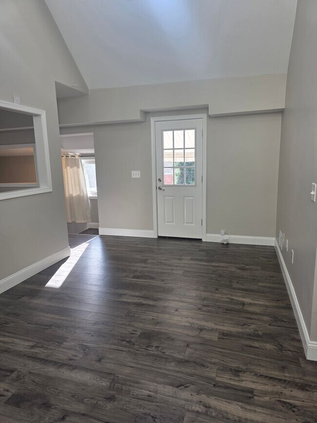 Building Photo - 2nd floor Apartment in Townsend