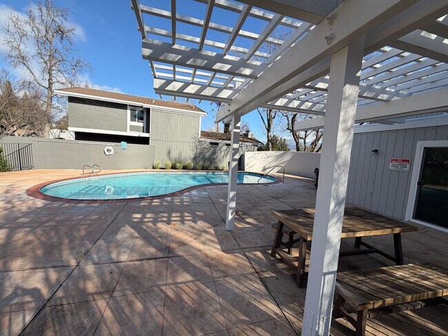 Building Photo - 3 Bed 2.5 Bath Townhome In Danville