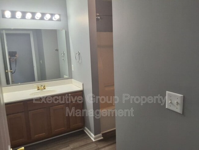 Building Photo - 1115 Crowne Pointe Dr