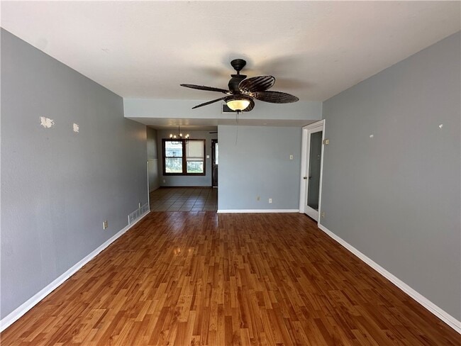 Building Photo - 117 Holly Dr