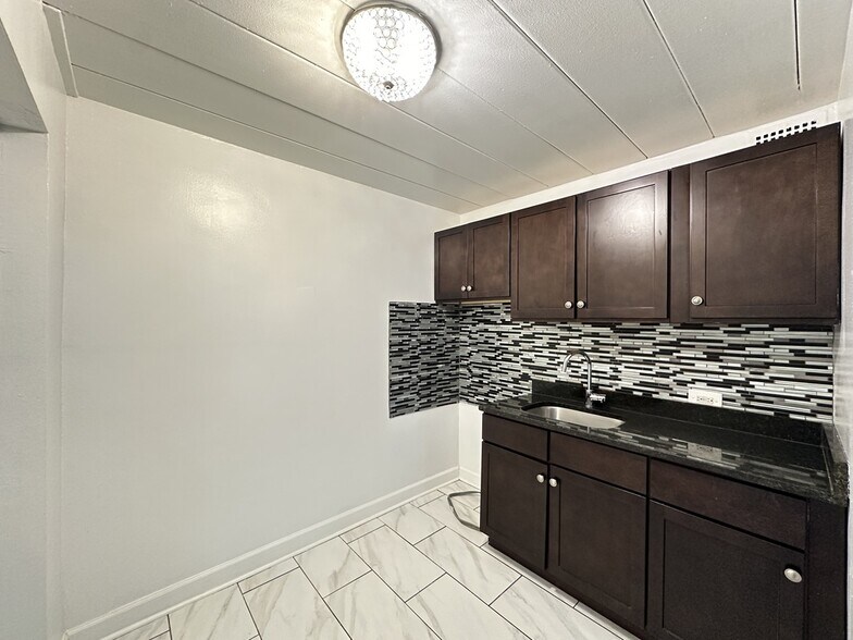Building Photo - 1360 W Touhy Ave