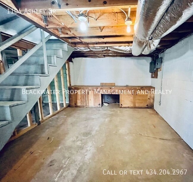 Building Photo - 1104 Ashley Dr