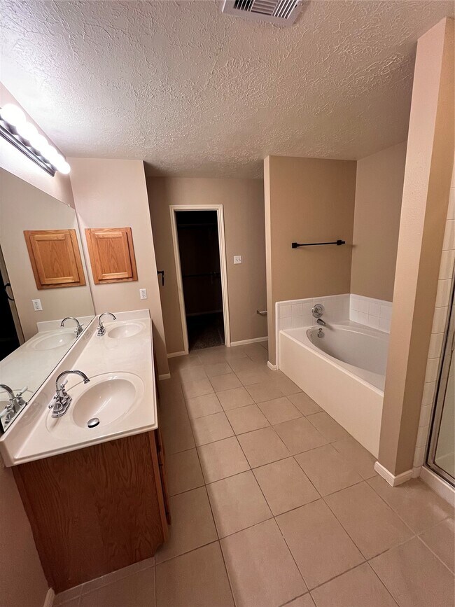 Building Photo - 16118 Cypress Valley Dr