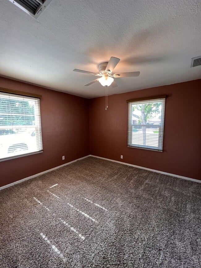 Building Photo - 3402 E Weldon Ave