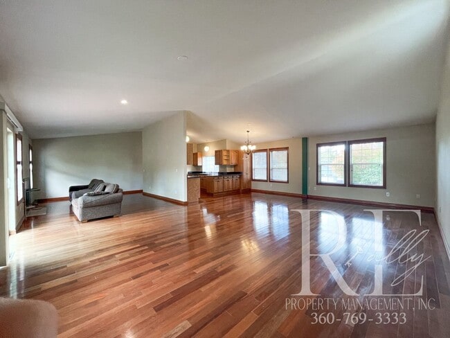 Building Photo - Stunning Rambler