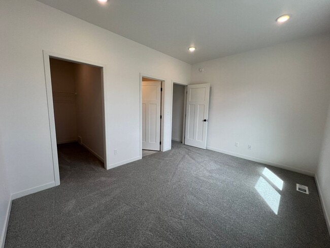 Building Photo - 3063 39th Ave S