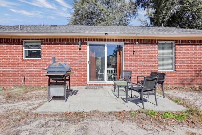Building Photo - 3 BED | 3 BATH | POOLER | FURNISHED