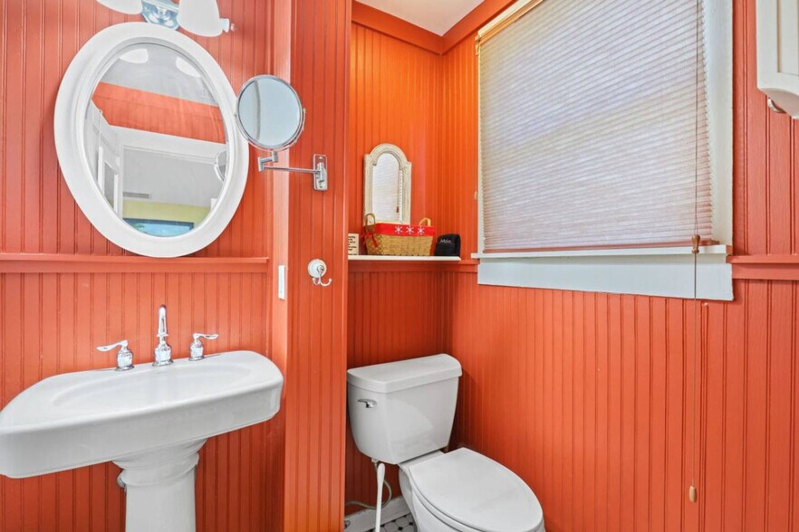 Building Photo - 205 SE 7th St