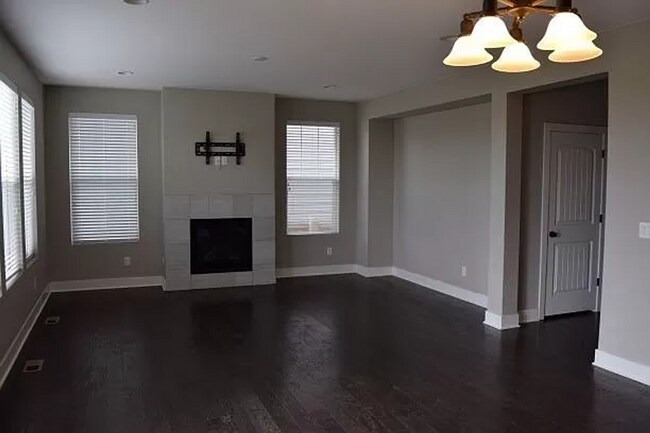 Building Photo - Spacious 3 Bedroom 2.5 Bathroom Home in Me...