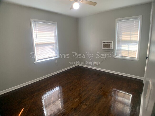 Building Photo - 3117 N Lindsay Ave