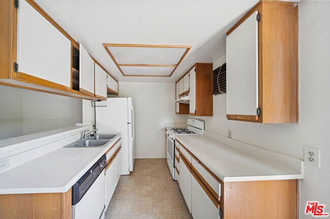 Building Photo - 1519 N Martel Ave