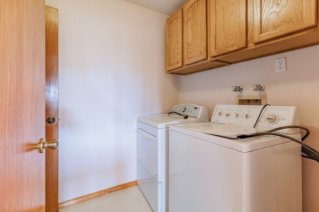 Building Photo - Inviting 3 Bed 2 Bath - Pet Friendly!