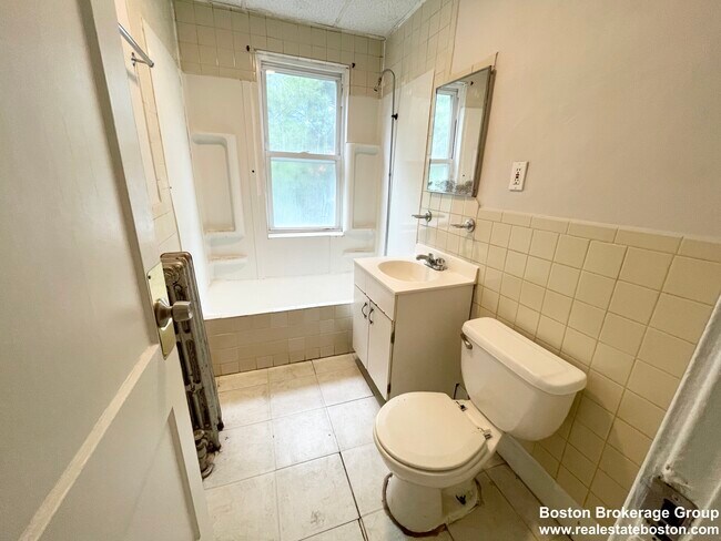 Building Photo - 2 Mission St