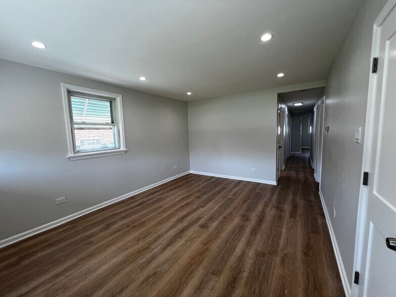 LIVING ROOM - 5432 S Long Ave