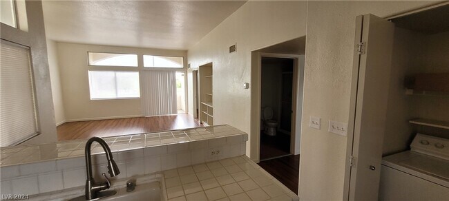 Building Photo - 3125 N Buffalo Dr