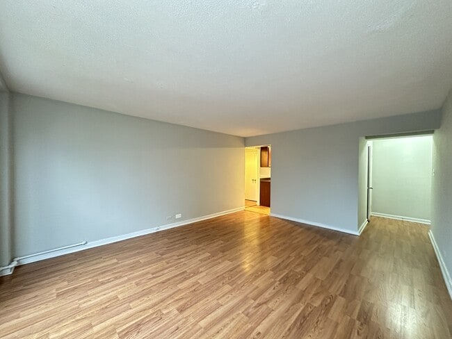 Building Photo - 450 W Wellington Ave