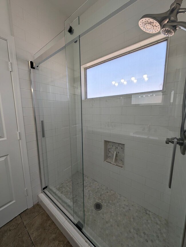 Building Photo - BEAUTIFUL executive style home w/ entertainer's dream backyard!