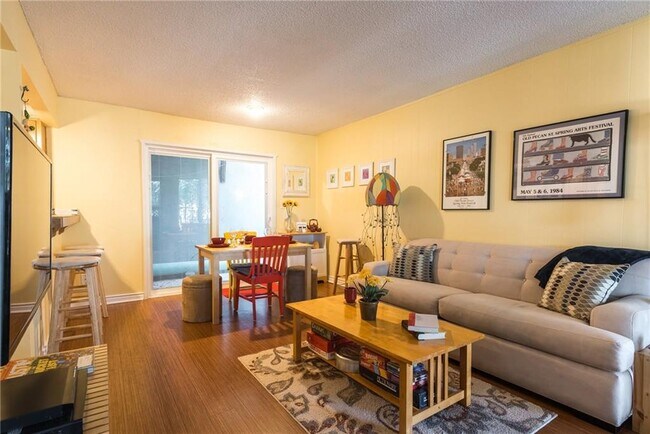 Building Photo - 2204 Trailside Dr