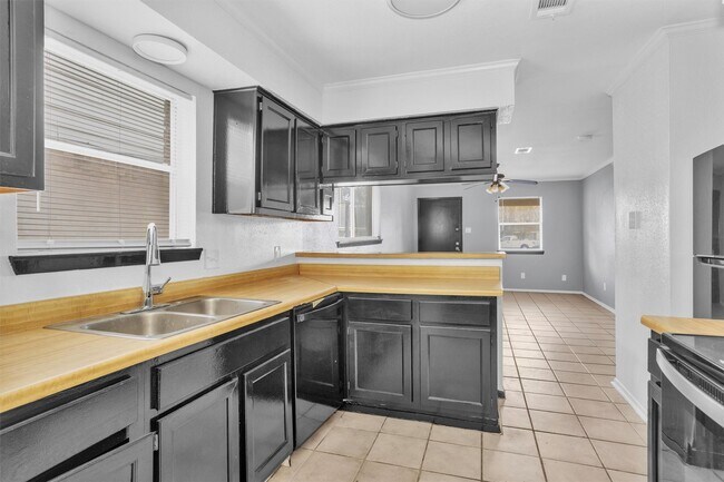 Primary Photo - 1035 Lovett St